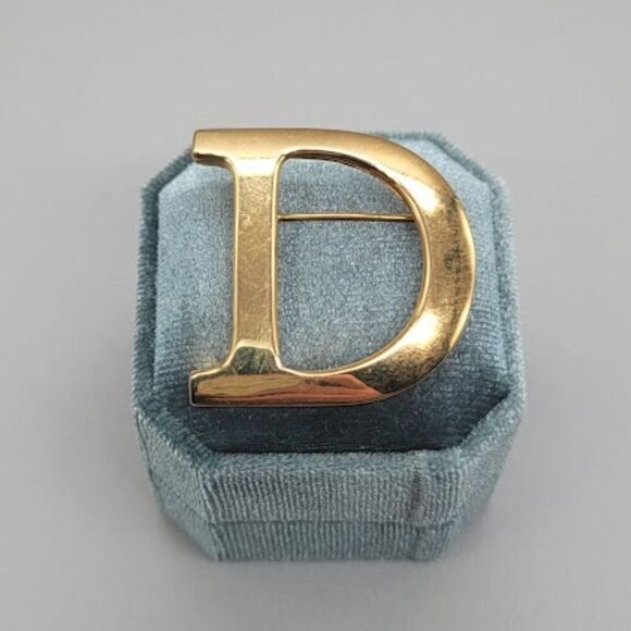 AK Vintage 'D' Brooch - Picture 1 of 5